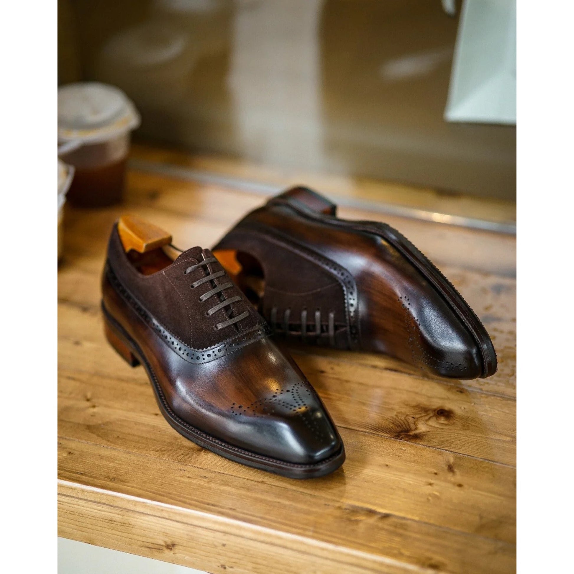 Men’s stylish brown oxford shoes with a combination of leather and suede, showcasing fine craftsmanship and sleek design.